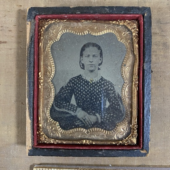 1/9 Plate Tintype Photo 1874 Young Woman Calico Dress w Provenance 1/2 Case - Picture 4 of 10